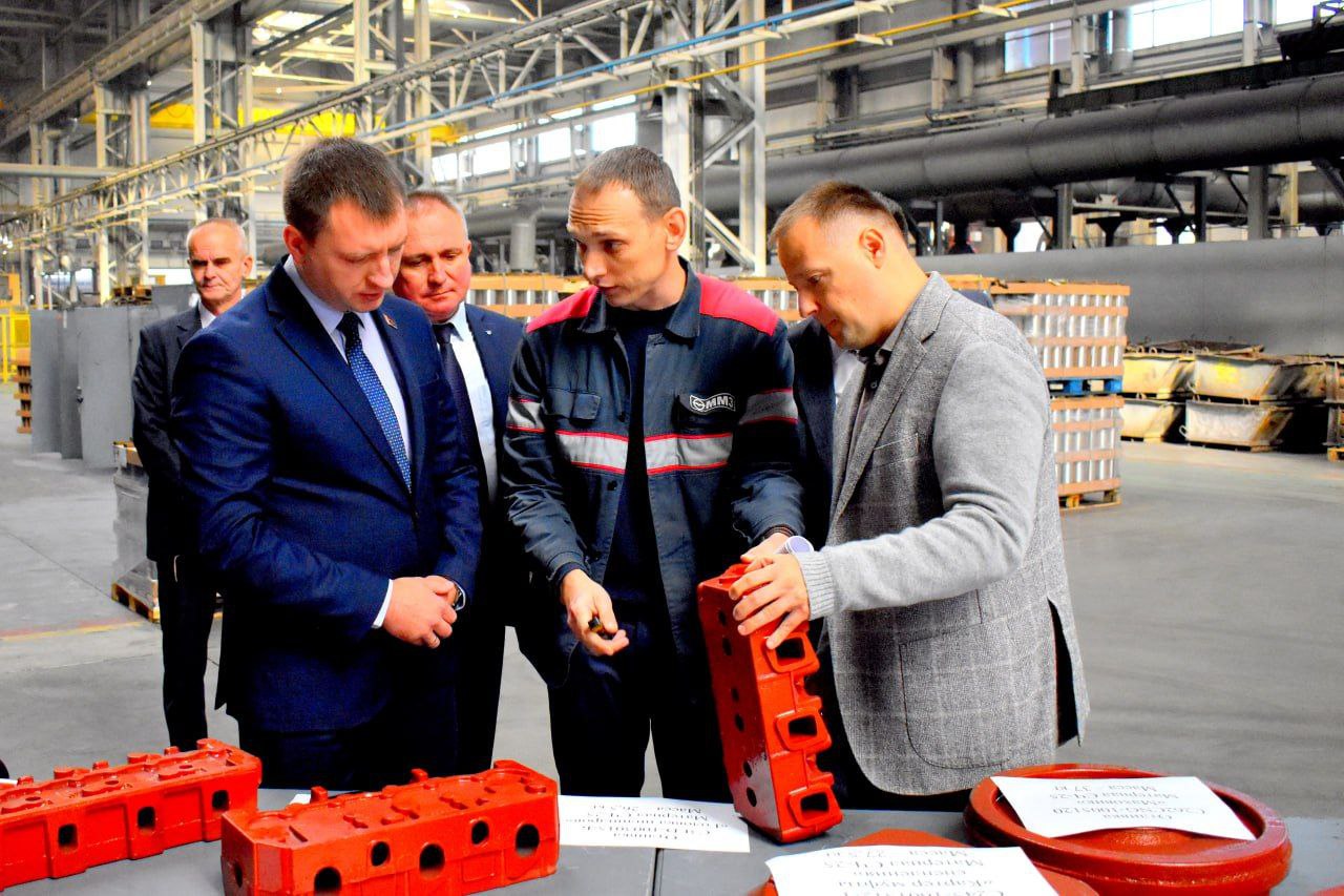 Minister of Industry Alexander Efimov visited the branch of Minsk Motor Plant in Stolbtsy