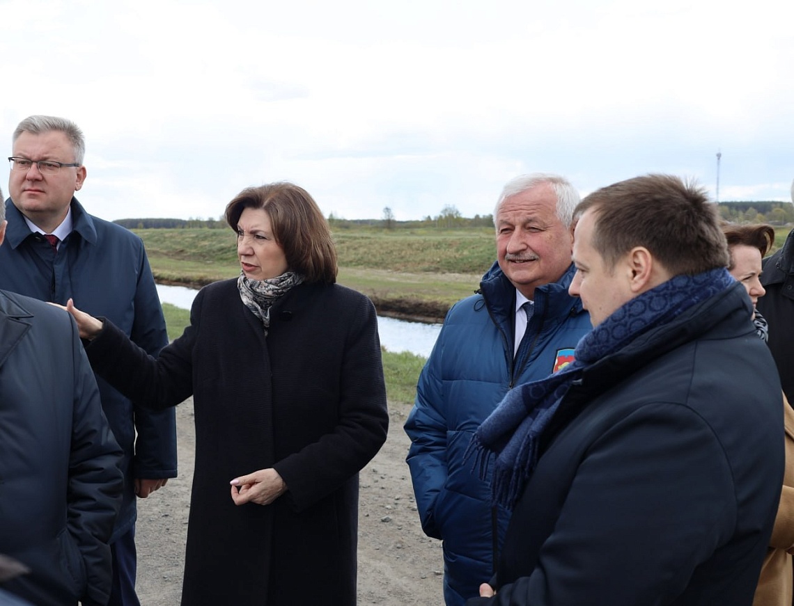 Наталья Кочанова, Пётр Пархомчик и члены Президиума Совета Республики ознакомились с работой систем орошения 