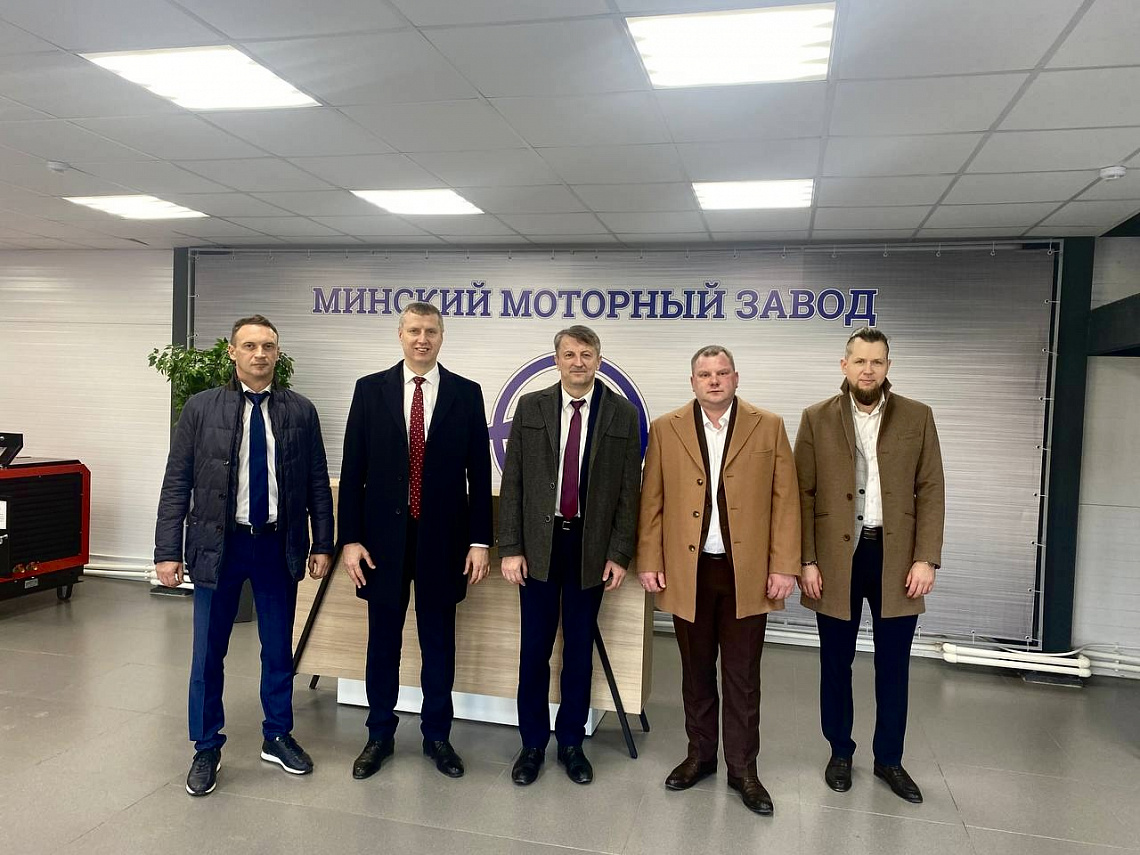 Посол Республики Беларусь в Российской Федерации Дмитрий Крутой совместно с Заместителем Губернатора Тюменской области Пантелеевым А.В. посетил площадку Уральского филиала Торгового дома Минского моторного завода. Посол Республики Беларусь в Российской Федерации Дмитрий Крутой совместно с Заместителем Губернатора Тюменской области Пантелеевым А.В. посетил площадку Уральского филиала Торгового дома Минского моторного завода.